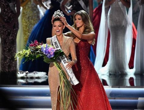 Joven de Sudáfrica Demi Leigh Nel Peters se corona como la nueva Miss