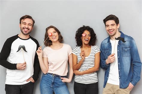 Grupo de jovens amigos multiétnicos se divertindo Foto Premium