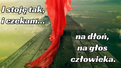 I stoję tak i czekam na dłoń na głos człowieka