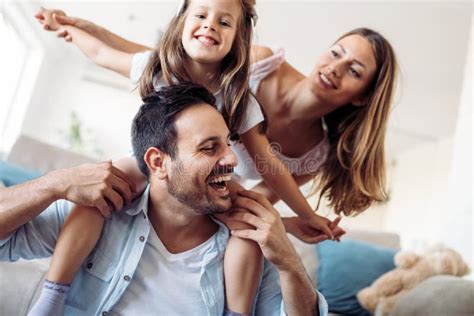 Familia Feliz Que Tiene Tiempo De La Diversi N En Casa Foto De Archivo