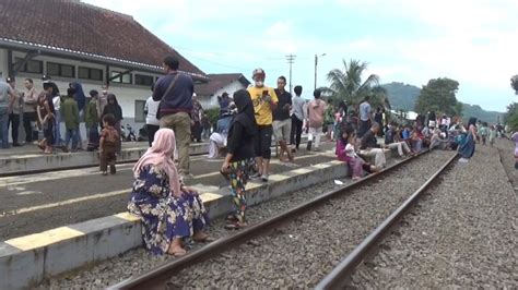 Cara Warga Ngabuburit Ekstrem Di Jalan Rel Kereta Api Stasiun Plered