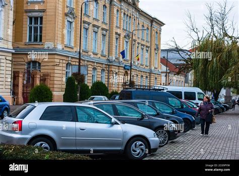 Geparkte Autos Entlang Der Stra E In Der Innenstadt Von Lugoj Rum Nien