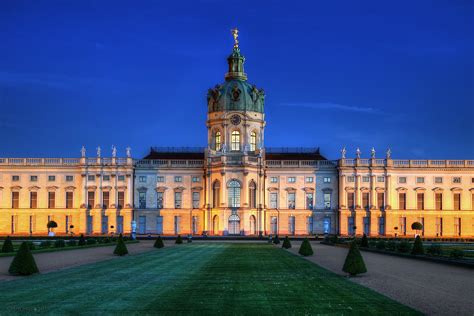 File:Schloss Charlottenburg zur blauen Stunde.jpg - Wikimedia Commons