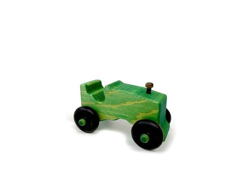 Vehicles – Small Tractor – LARK Toys