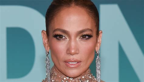 Jennifer Lopez Seduce Sul Red Carpet Con Abito Nude E Cristalli