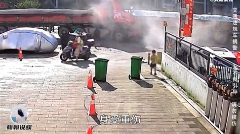 驚心動魄！電動車冒險穿越馬路，大貨車急剎引發連環追尾，監控記錄驚險瞬間 Youtube