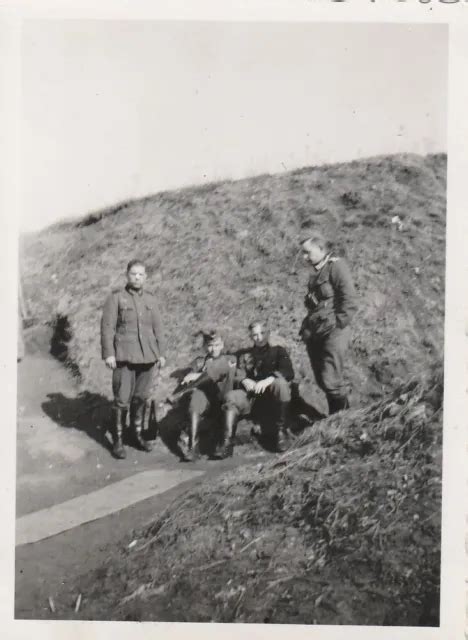 PHOTO SOLDAT ALLEMAND WW2 Groupe En Pause Sur Une Colline 2604 EUR 1