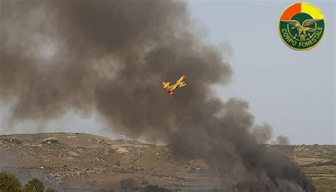 Maxi Incendio A Torre Salsa In Azione Elicottero E Canadair