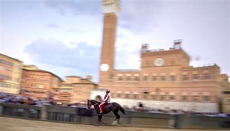 Palio Di Siena Fermato Dalla Pioggia Improvvisa E Carriera Rinviata