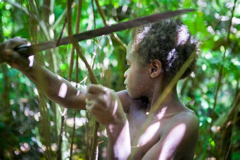 ANTOINE BOUREAU Mangao 8 Ans Coupe Des Lianes Avec Sa Machette Pour