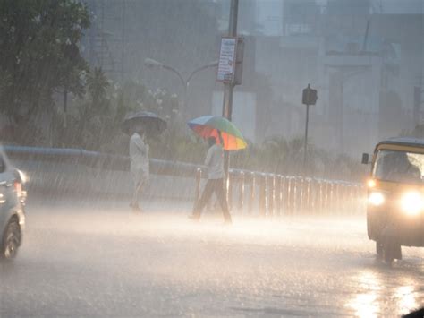 Mumbai Rain Updates मुंबईत कोसळधारा शहर आणि उपनगरांत तुफान पाऊस सखल