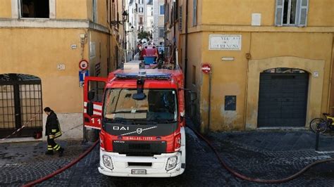 Roma Incendio In Un Palazzo In Via Tor Di Nona Ustionata Una Donna