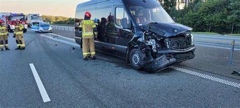 Wypadek Na Autostradzie A Bus Najecha Na Osob Wk Radio Opole