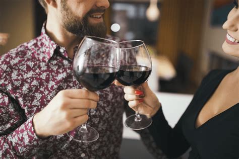 Como Segurar Uma Ta A De Vinho Del Vino Wine Club