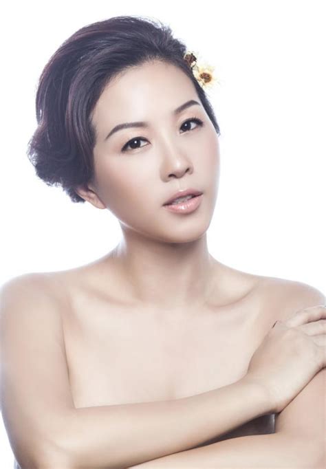 Hoa hậu Thu Hoài bán nude đẹp như tranh