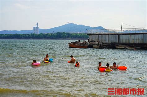 无视警示牌，不少市民带着孩子在危险水域野泳消暑 今日关注 湖南在线 华声在线