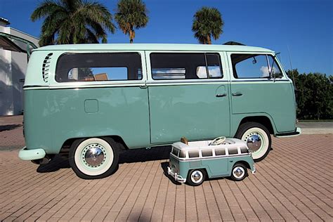 1971 Volkswagen Hippie Van Sells with Matching Sidekick - autoevolution