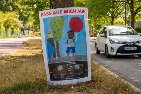 21 09 Plakate hängen Schule Rahlstedter Höhe