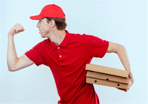 Jovem Entregador De Uniforme Vermelho E Bon Correndo Para Entregar