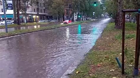 Esonda Il Seveso A Milano Strade Come Fiumi Viale Testi Sott Acqua