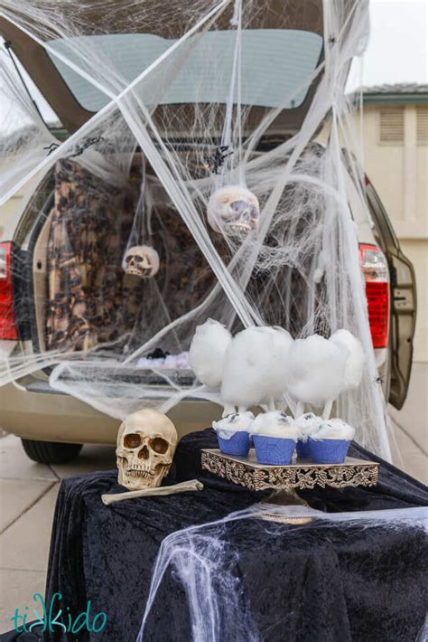 Spooky Spiders' Den Halloween Trunk or Treat Ideas | Tikkido.com