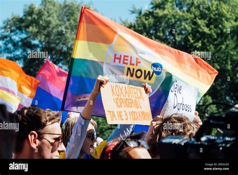 Fierté gay la marche de solidarité LGBTQ avec des drapeaux arc en ciel et des affiches