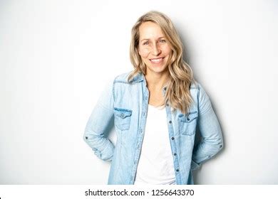 Schöne 30 jährige Frau auf Studioweiß Stockfoto 1256643370