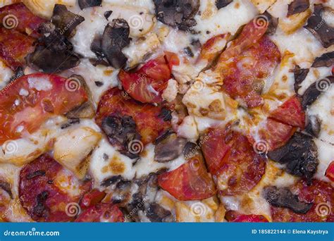 Italiaanse Pizza Met Pepperoni Tomaten Stock Foto Image Of Voedsel