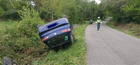 Heridas dos personas al salirse de la vía y volcar un coche en Vilalba