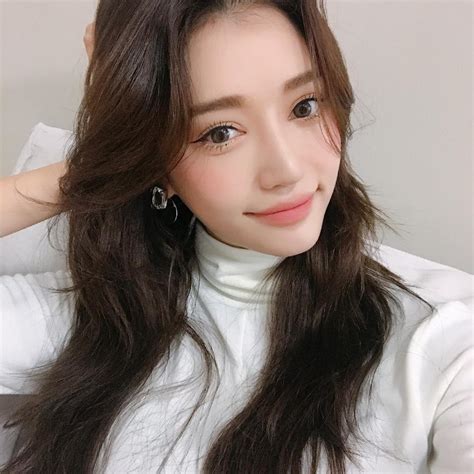 Hot girl châu Á đổi tóc dịp năm mới người cắt mái xinh ngất người xén cả chục centimet tóc