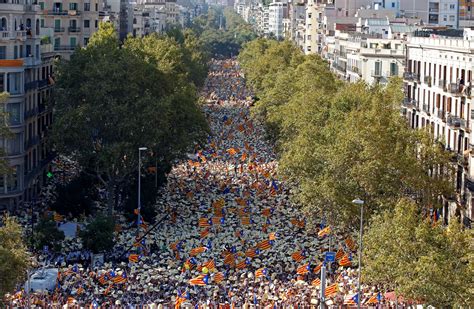 Milhares de pessoas protestam em Barcelona pela independência da região