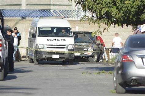 Apagan llamas de vehículo y encuentran un cadáver en el interior