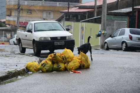 Coleta de lixo muda e as ruas têm acúmulo de lixo em Votorantim 22 04