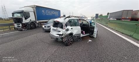 INCIDENTE IN TANGENZIALE A COLLEGNO Scontro Auto Tir Una Ferita E