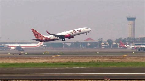 Nonton Pesawat Terbang Saat Landing Dan Take Off Di Bandara Soekarno