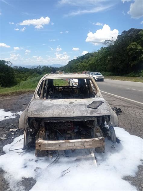 Carro Pega Fogo Em Acostamento Da Br E Tumultua Retorno Das Praias