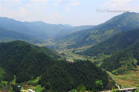 无人横图俯视航拍室外白天旅游度假美景山山脉树林植物道路路公路中国亚洲阴影光线影子景观山峰云云朵