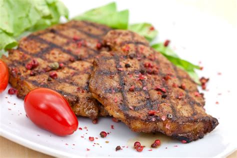 Steak Von Schweinefleisch Grillen Mit Salat Der Kartoffeln Stockbild