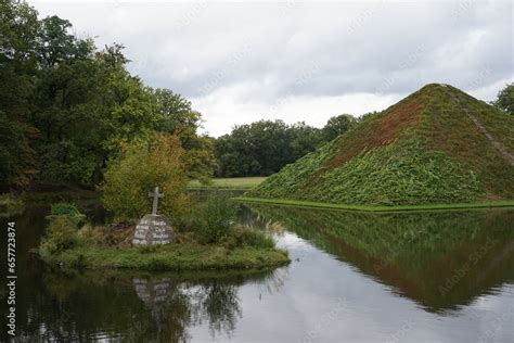 Seepyramide im Fürst Pückler Park Branitz Grabstätte von Fürst