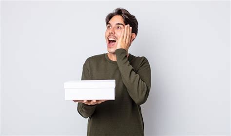 Hombre Hispano Joven Que Se Siente Feliz Emocionado Y Sorprendido