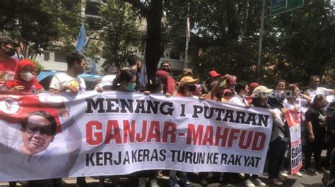 Pendukung Ganjar Mahfud Menyemut Di Markas PDIP Kerja Keras Turun Ke