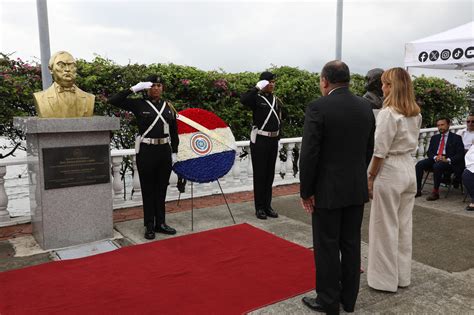 Entrega de la ofrenda floral frente al Busto de Don Carlos Antonio López