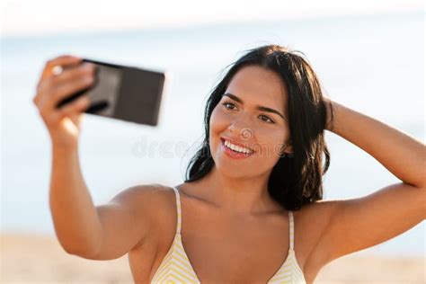 Mujer Sonriente En Bikini Tomando Selfie En La Playa Imagen De Archivo