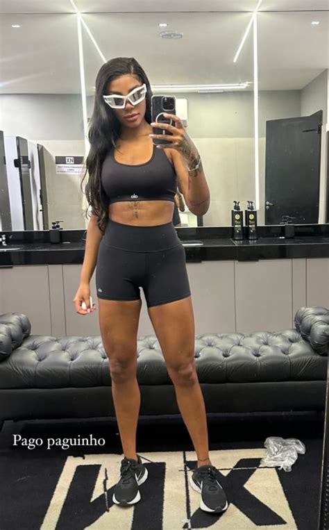 Ludmilla Faz Selfie Para Mostrar Evolu O Do Corpo Exerc Cios Veja