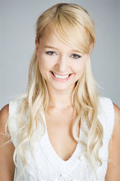 Portret Van Een Glimlachende Blonde Vrouw Stock Foto Image Of Vriendschappelijk Wijfje 25564994