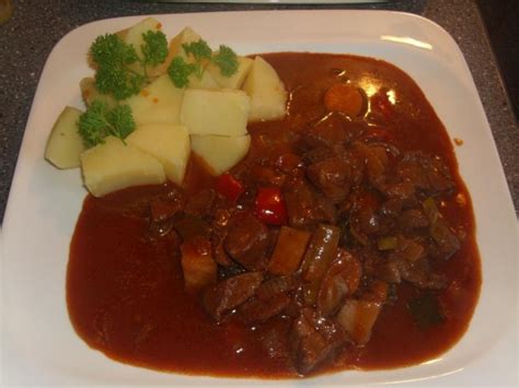 Gulasch mit Gemüse und Rotwein Rezept kochbar de