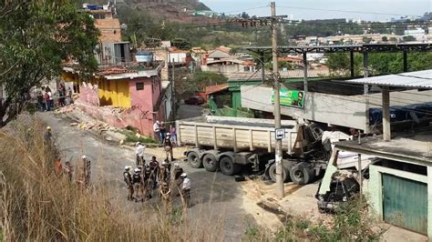 Caminhão Perde O Controle Bate Em Carros E Casas No Olhos DÁgua