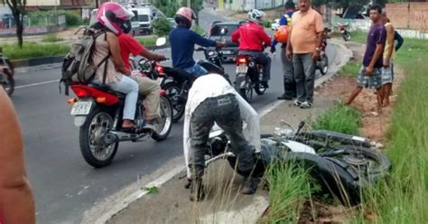 G1 Motociclista Fica Ferido Após Perder Controle Da Direção Em Via De