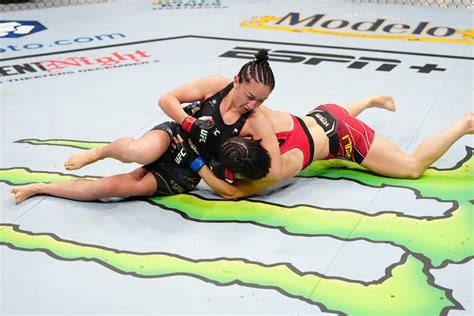 组图：ufc281张伟丽裸绞降服卡拉 重夺冠军金腰带 搜狐大视野 搜狐新闻