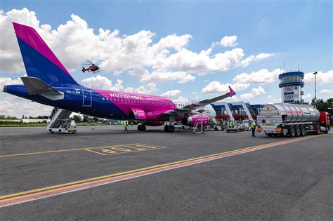 De ce își suspendă WizzAir 20 de rute din România PUNCT OCHIT